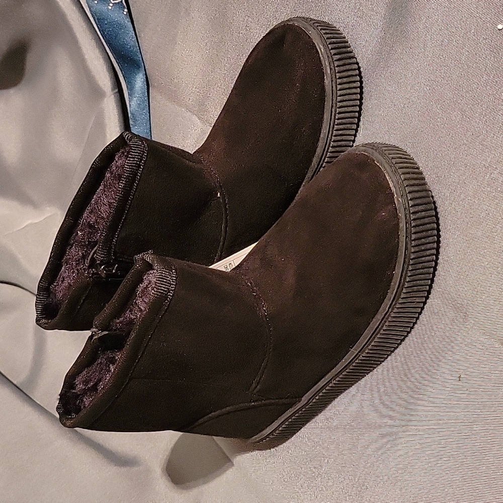 Nwt suede black boots